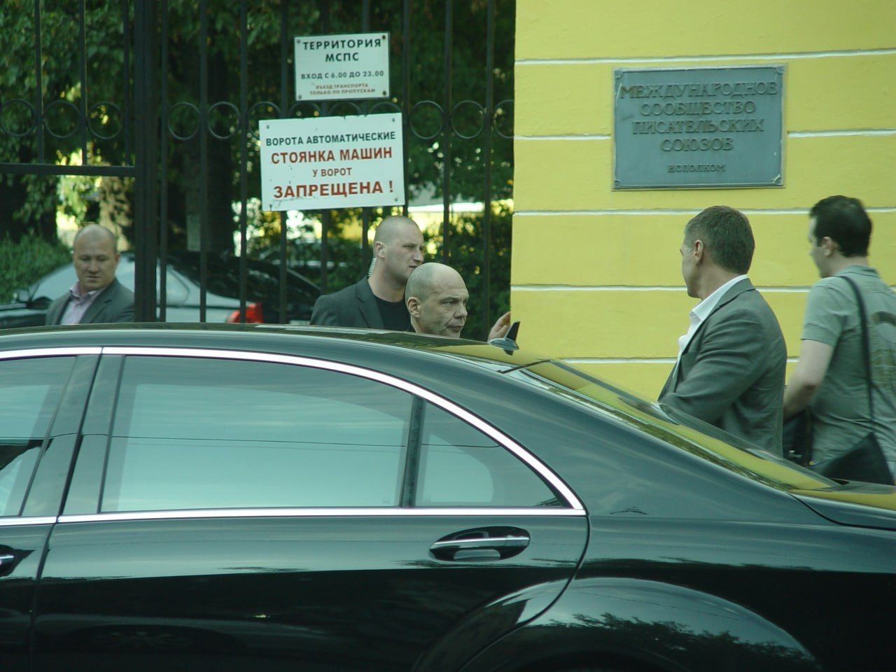 FSB Internal Security officers guard Yevgeny Dvoskin outside the House of Writers on Povarskaya Street in Moscow.