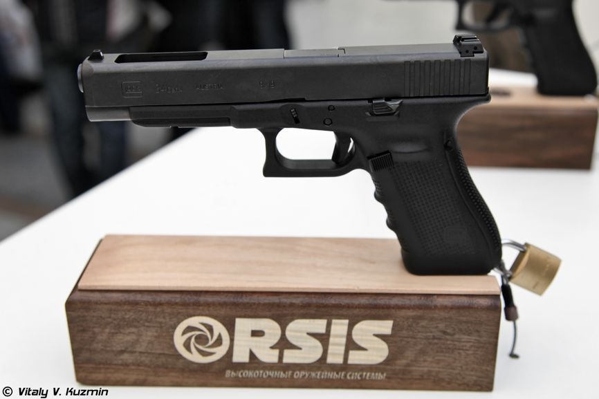 A Promtekhnologiya-assembled Glock on display at a weapons exhibition