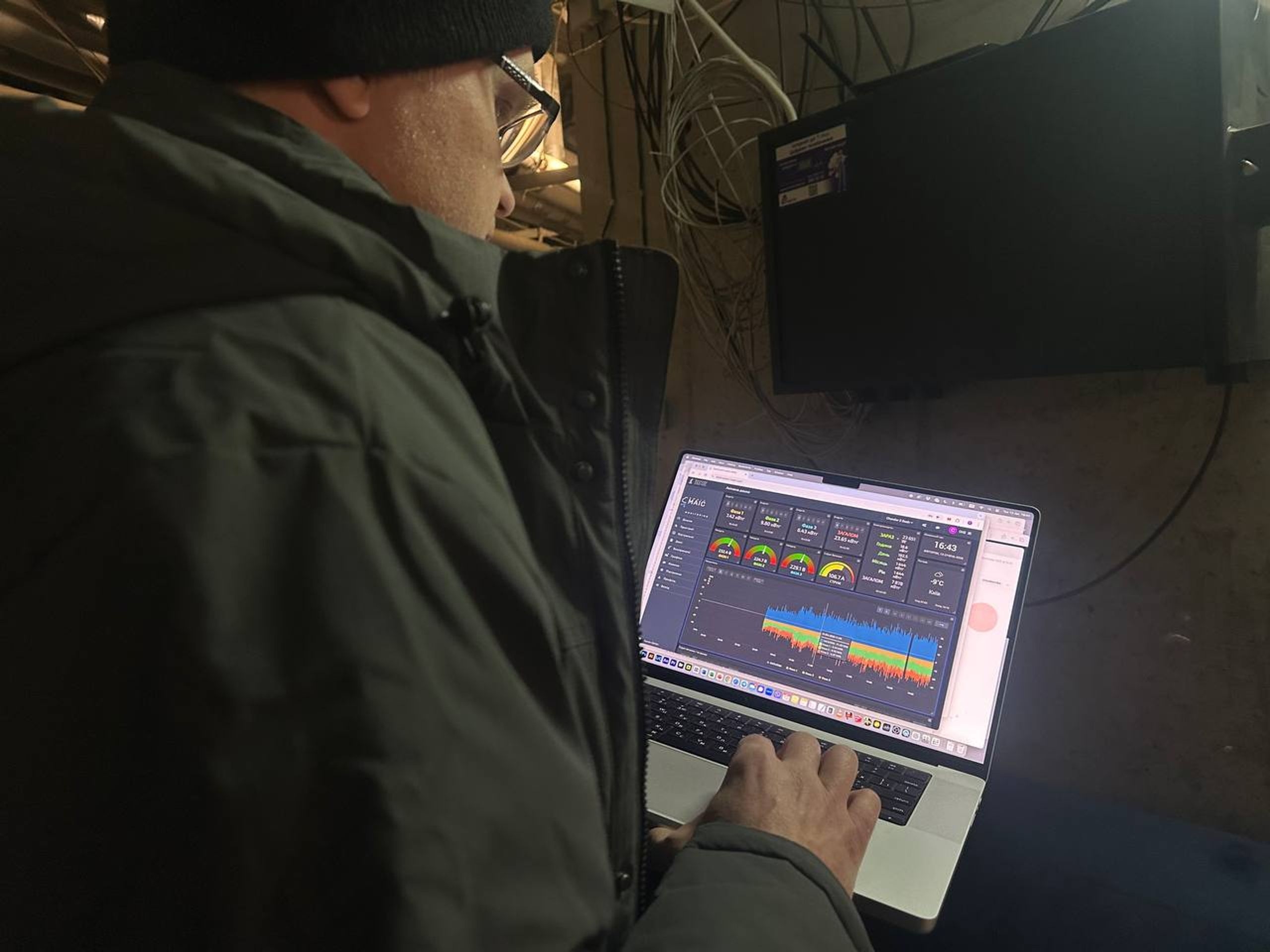 Engineer Taras shows how the load is monitored