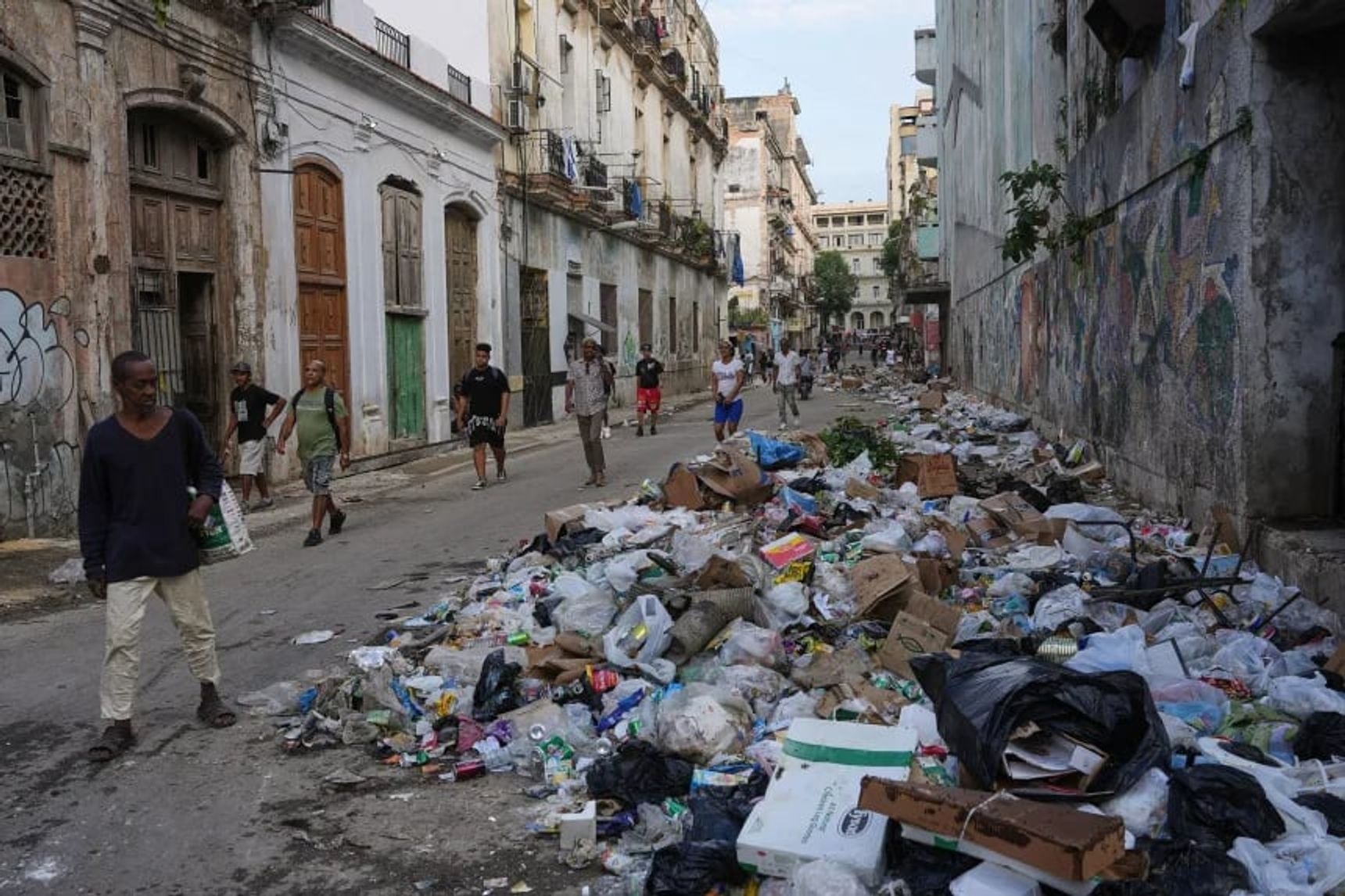 Due to the lack of gasoline, cities in Cuba have stopped collecting garbage from the streets