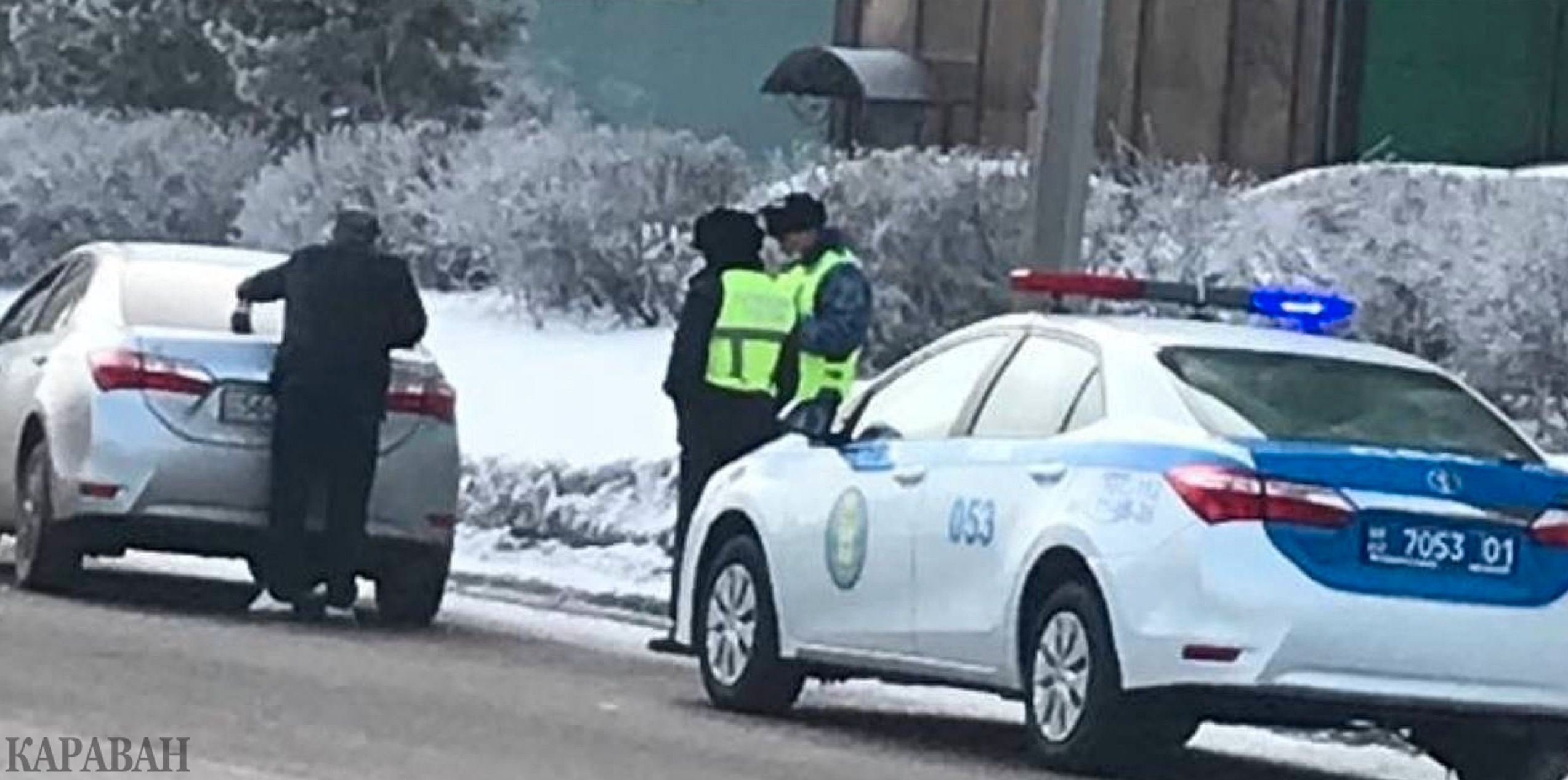 The police make the car owners remove the Z symbols from their cars  Source: Caravan portal