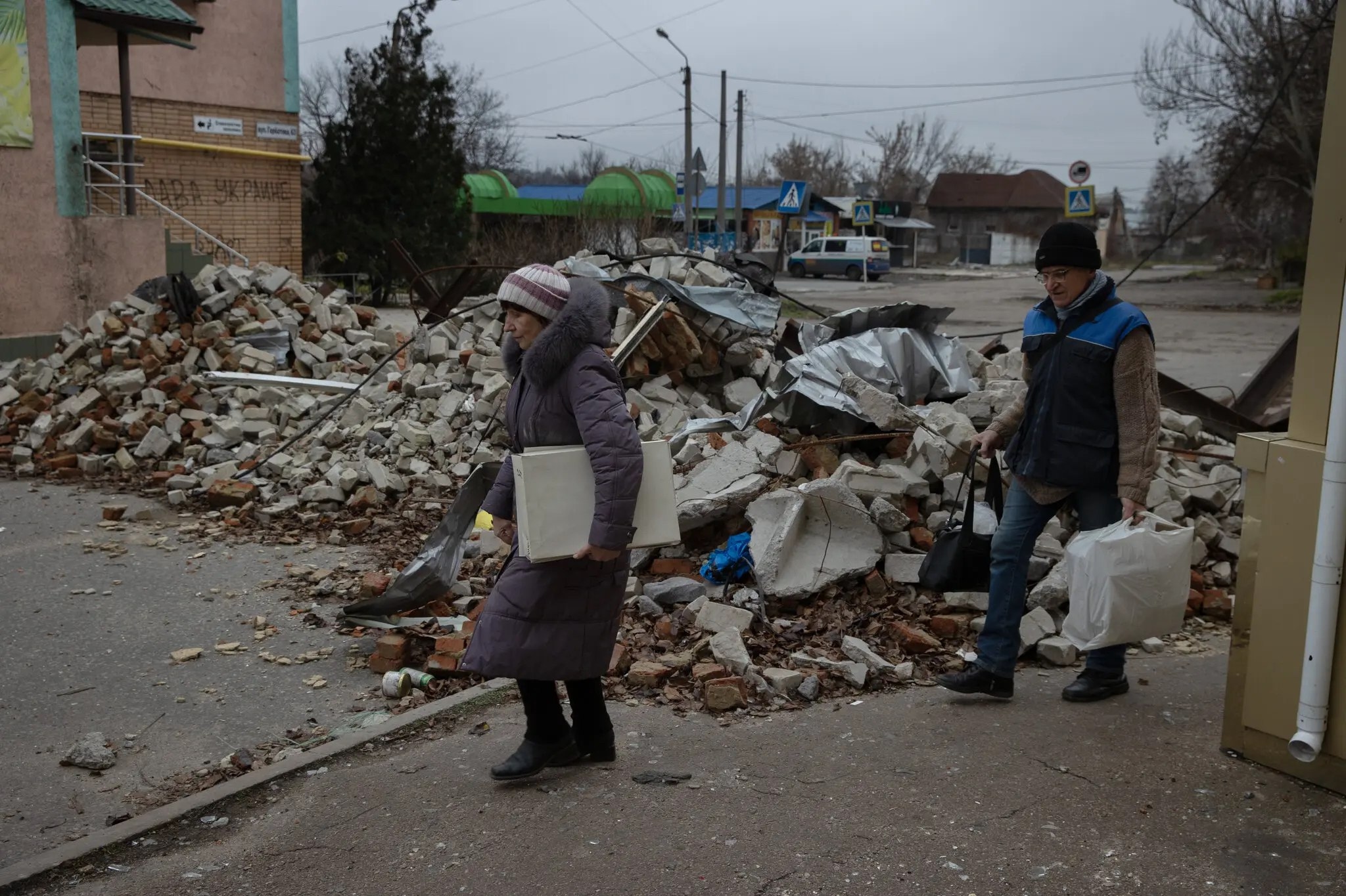 According to local residents and Ukrainian soldiers, Bakhmut and its outskirts are currently being shelled with unprecedented intensity.