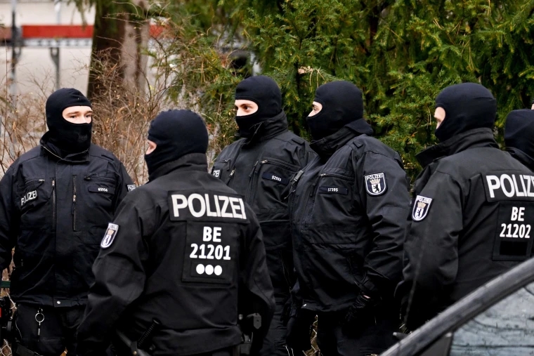 Masked German police officers in Berlin during a raid targeting right-wing extremists linked to the foiled Reichsbürger coup on Wednesday, December 7, 2022. Photo:  Filip Singer / EPA