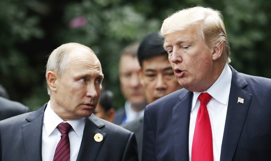 Vladimir Putin and Donald Trump talk at the APEC Summit in Danang, Vietnam, on Nov. 11, 2017. Photo: EPA-EFE / Jorge Silva