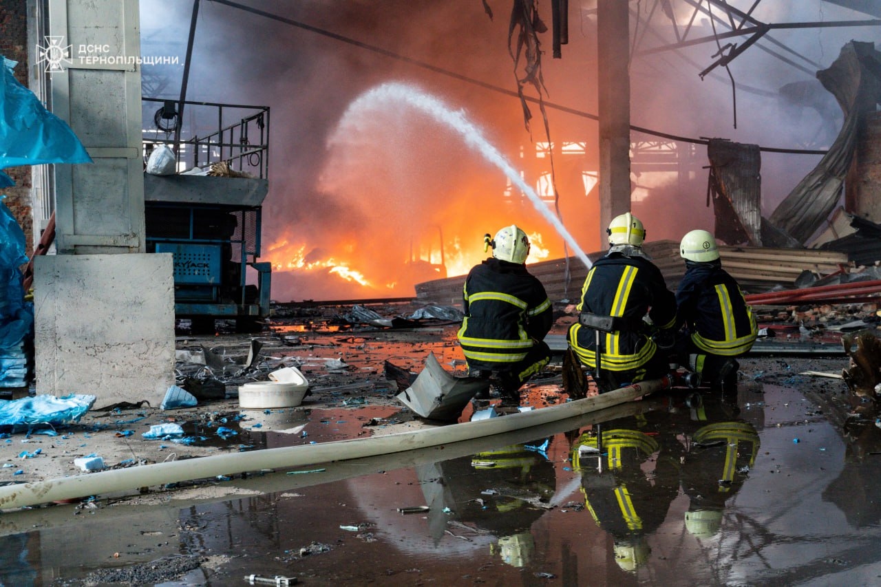 Firefighters battle flames following a Russian airstrike on the western Ukrainian city of Ternopil on June 6, 2025. Photo: State Emergency Service of Ukraine