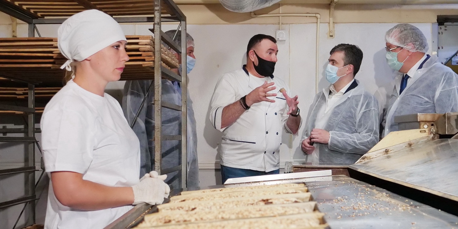 Ivanovo Region governor Stanislav Voskresensky visits one of Riga Bread's production facilities. Photo: Dmitry Ryzhakov / Ivanovo Regional Government
