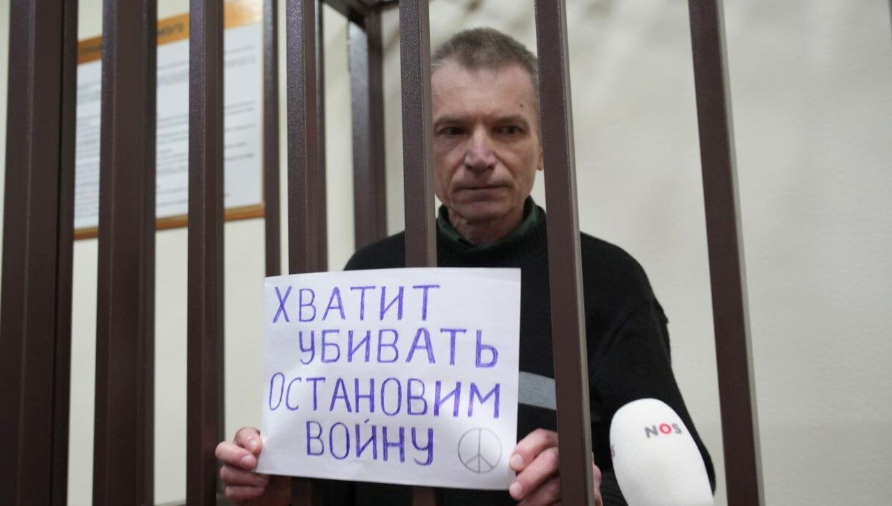 Alexei Gorinov holds up a piece of paper at his second trial that reads: “We've had enough killing. Let's stop the war.” Photo: Sotavision