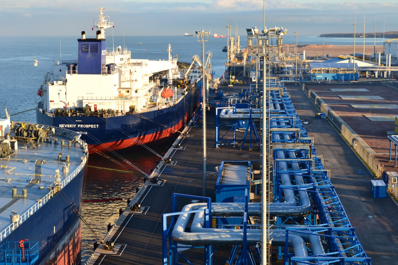 The sanctioned crude oil tanker Nevskiy Prospect — part of Russia's “shadow fleet” — docked at an oil terminal in the port of Ust-Luga. Photo: Nevskaya Pipeline Company