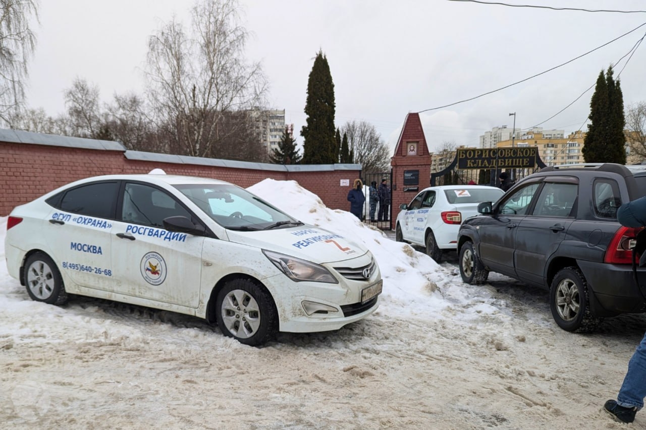 A security vehicle bearing the letter “Z” (a symbol of support for Russia’s invasion of Ukraine) stationed outside the Borisovskoye Cemetery in Moscow, where Navalny is buried. Photo: SotaVision