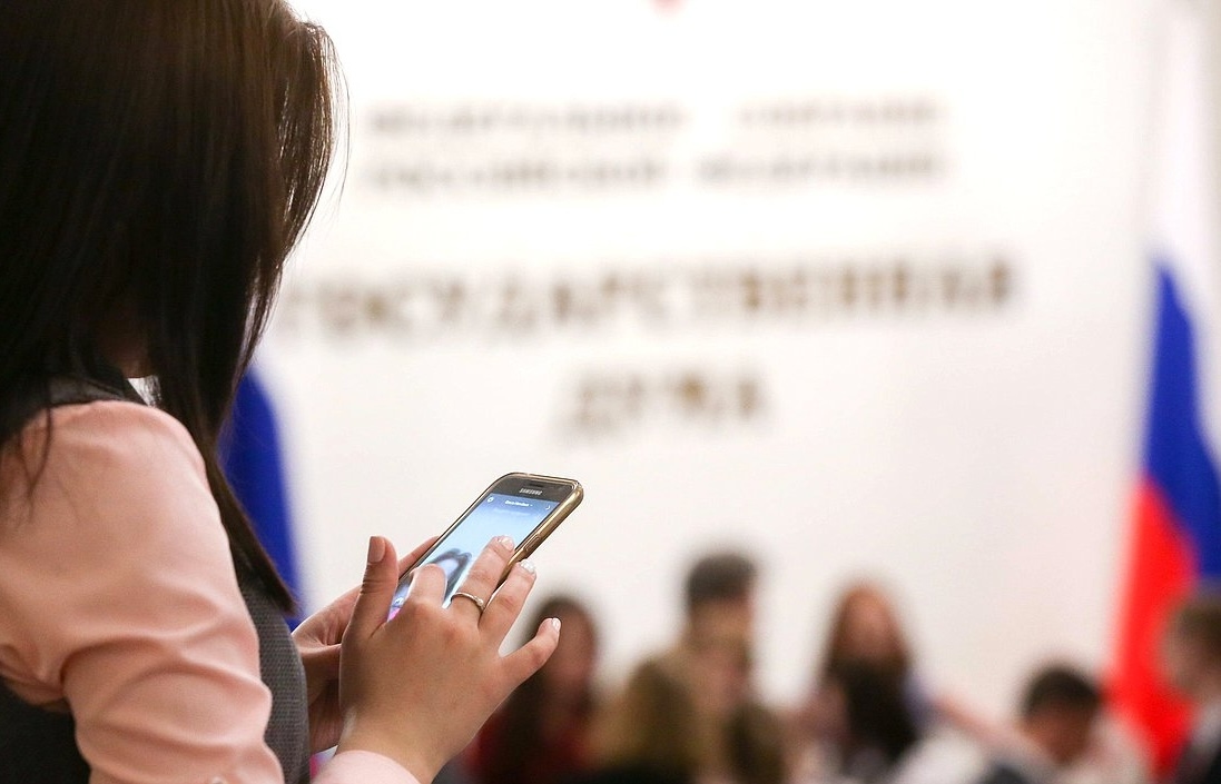 A woman using her smartphone in the Russian State Duma building in central Moscow. Photo: Russian State Duma