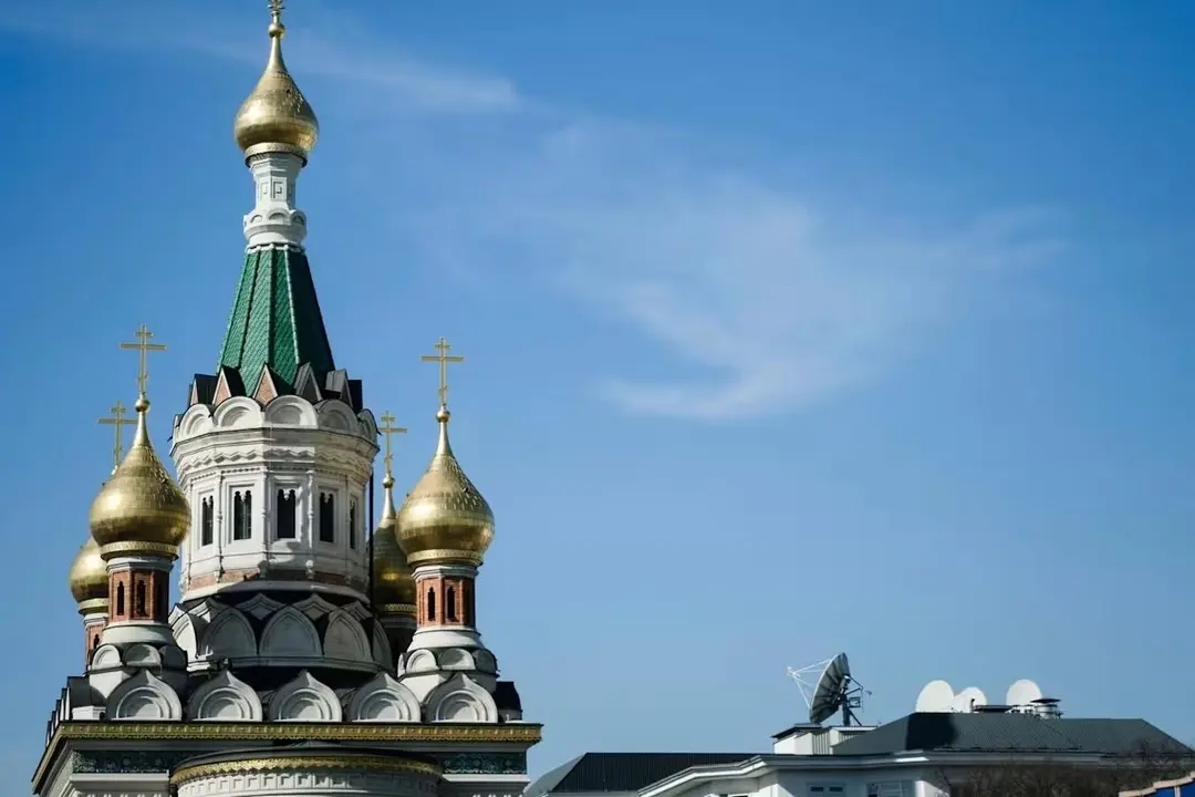 The Russian Orthodox cathedral next to the Russian Embassy building in Vienna, which has satellite dishes on the roof. Photo: David Visnjic / FT