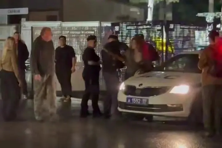 Police detaining protesters in Moscow’s Kuntsevo District. Screenshot: RusNews