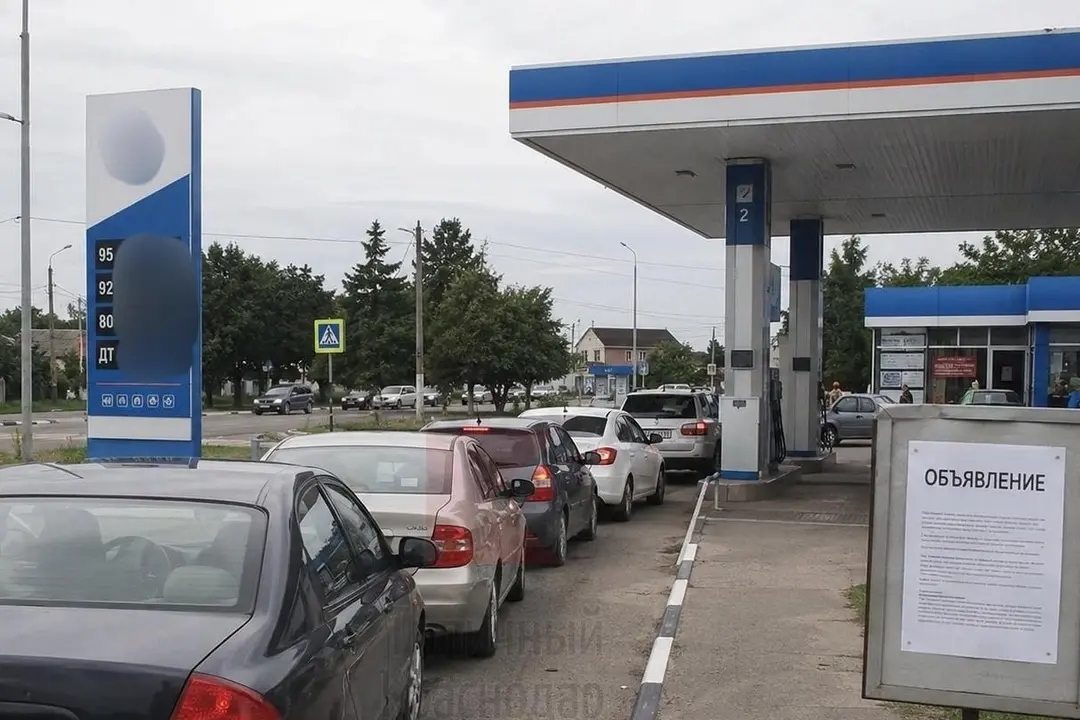A line of vehicles waiting to refuel at a gas station in Russia’s Krasnodar Region. Photo: Viktor Bogomolov / Typical Krasnodar
