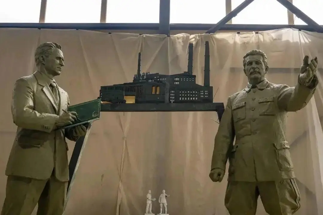 Sculptures of Ivan Bardin, left, and Josef Stalin in a workshop. Photo: Telegram channel of the Vologda Region governor