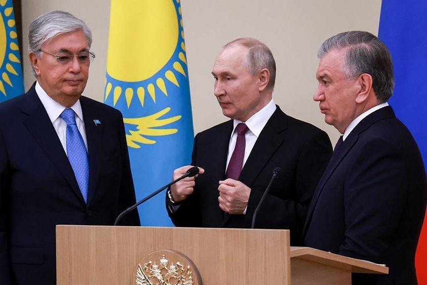 Vladimir Putin with presidents Kassym-Jomart Tokayev (Kazakhstan) and Shavkat Mirziyoyev (Uzbekistan). Photo: TASS