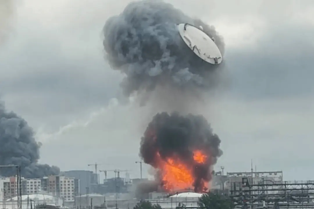 The top of a fuel storage unit was blown off as Ukrainian drones struck an oil refinery in Moscow in June 2026. Image: Exilenova+