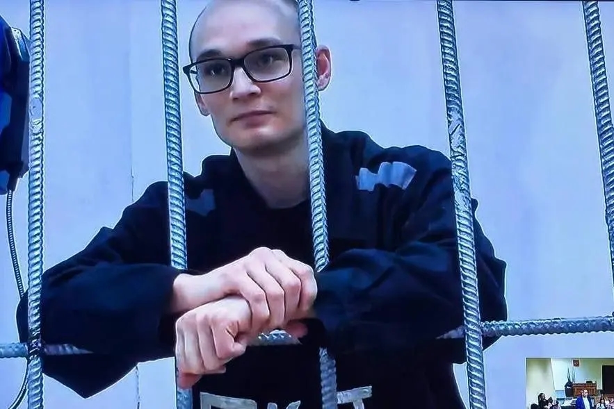 Azat Miftakhov behind bars in the IK-18 penal colony, known as “Polar Owl.” Photo: RusNews