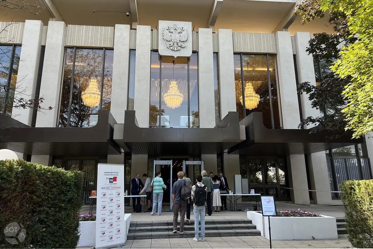 Outside the Russian Embassy in Paris during the final day of voting on Sept. 20, 2026. Photo: SOTAvision / Telegram