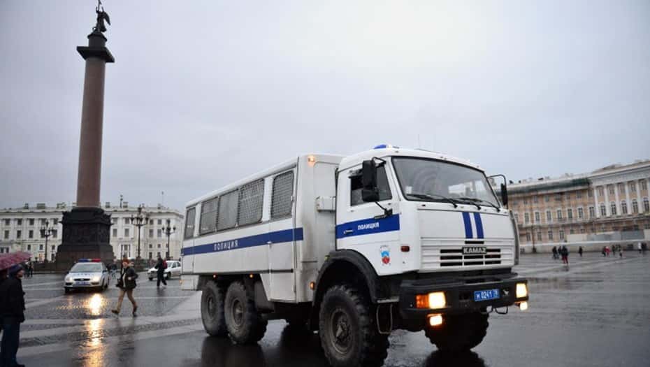 В Петербурге задержали активистов, пытавшихся нарисовать граффити с экс-координатором штаба Навального Лилией Чанышевой