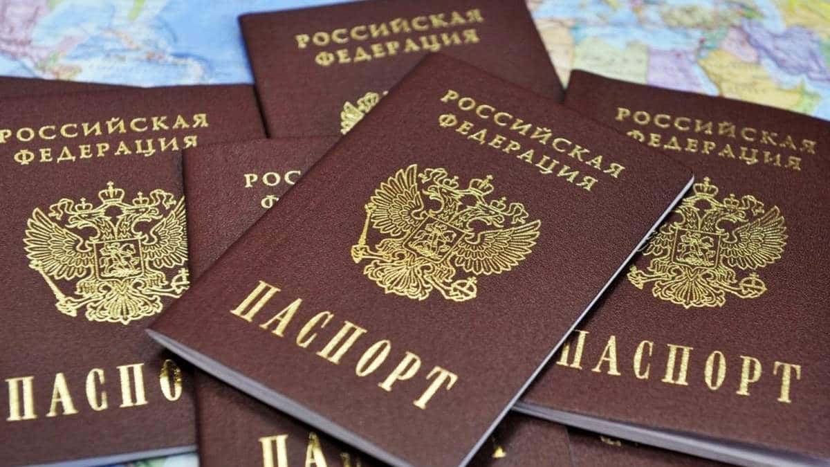 В оккупированных Россией Херсонской и Запорожской областях Украины выдали первые российские паспорта