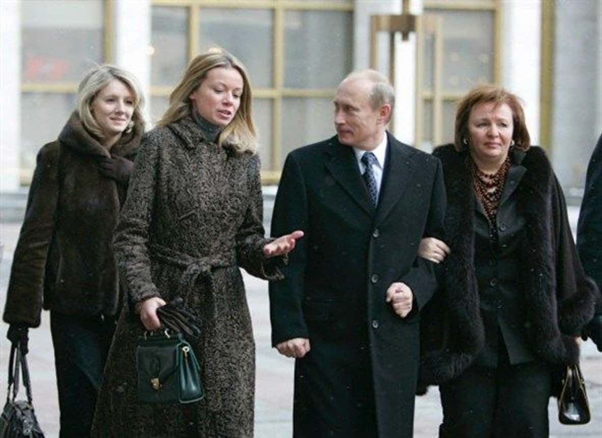 Putin secretly gave land near his residence to his daughters and ex-wife – Proekt 