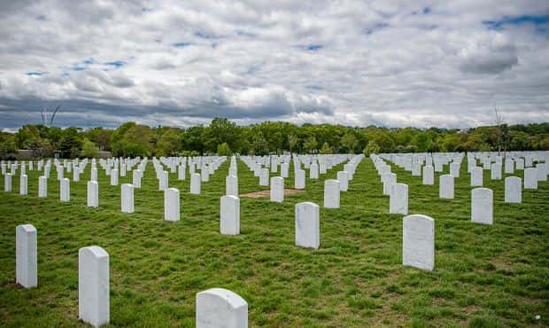 Россияне смогут получать на погребение родственников максимум 7 793,48 рублей через «Госуслуги»