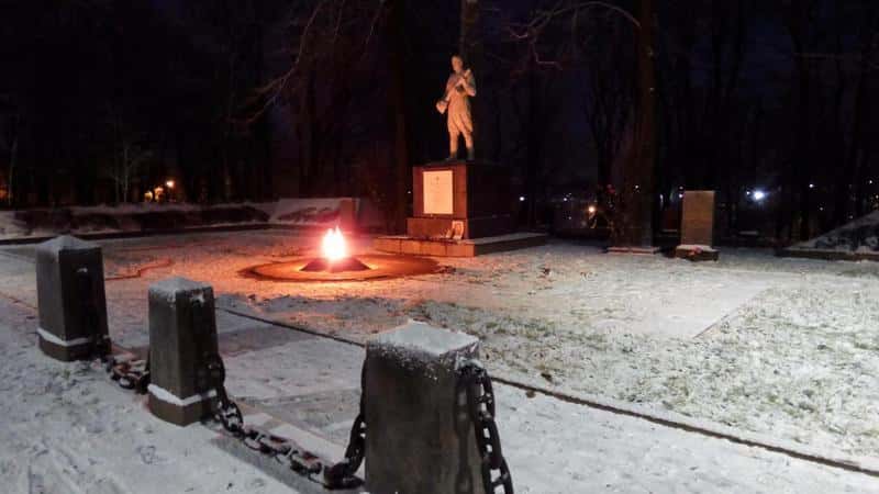 МВД потребовало депортировать школьников, затушивших Вечный огонь, вместе с родителями. У них нашли миграционные нарушения