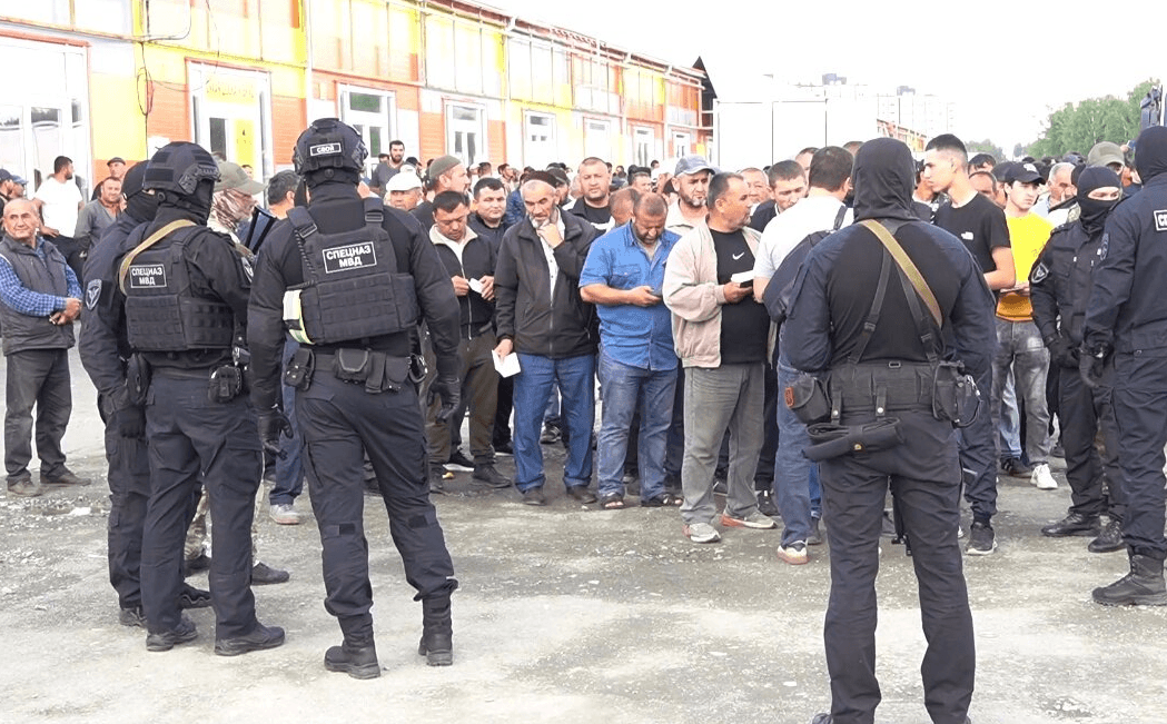 В Красноярске провели рейды на местных рынках и задержали 520 человек. Тем, у кого было гражданство России, выдали повестки в военкомат 