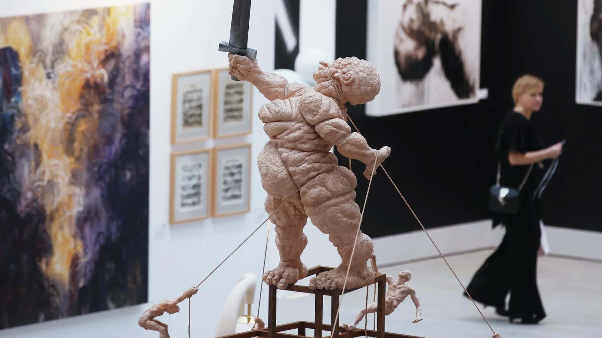 СК возбудил уголовное дело «о реабилитации нацизма» из-за скульптуры «Большая мать». Подозреваемым стал ее автор, художник Олег Кулик 