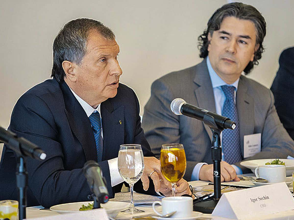 Вслед за Шрёдером «Роснефть» покинули иностранные вице-президенты, главные заместители Сечина — The Wall Street Journal