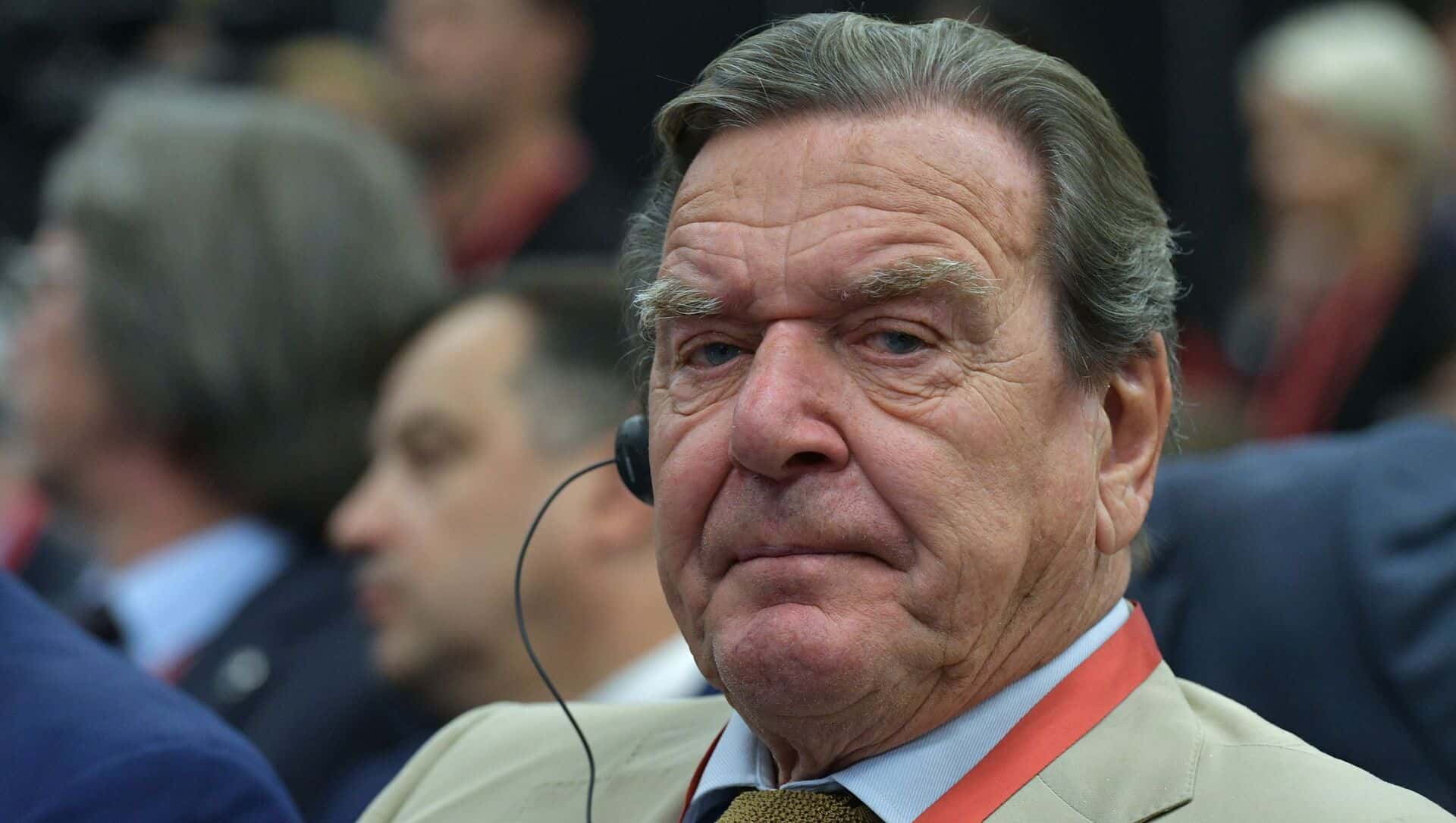 Шрёдер рассказал, что приехал в Москву отдохнуть и случайно поселился рядом с офисом «Роснефти». У его жены другая версия