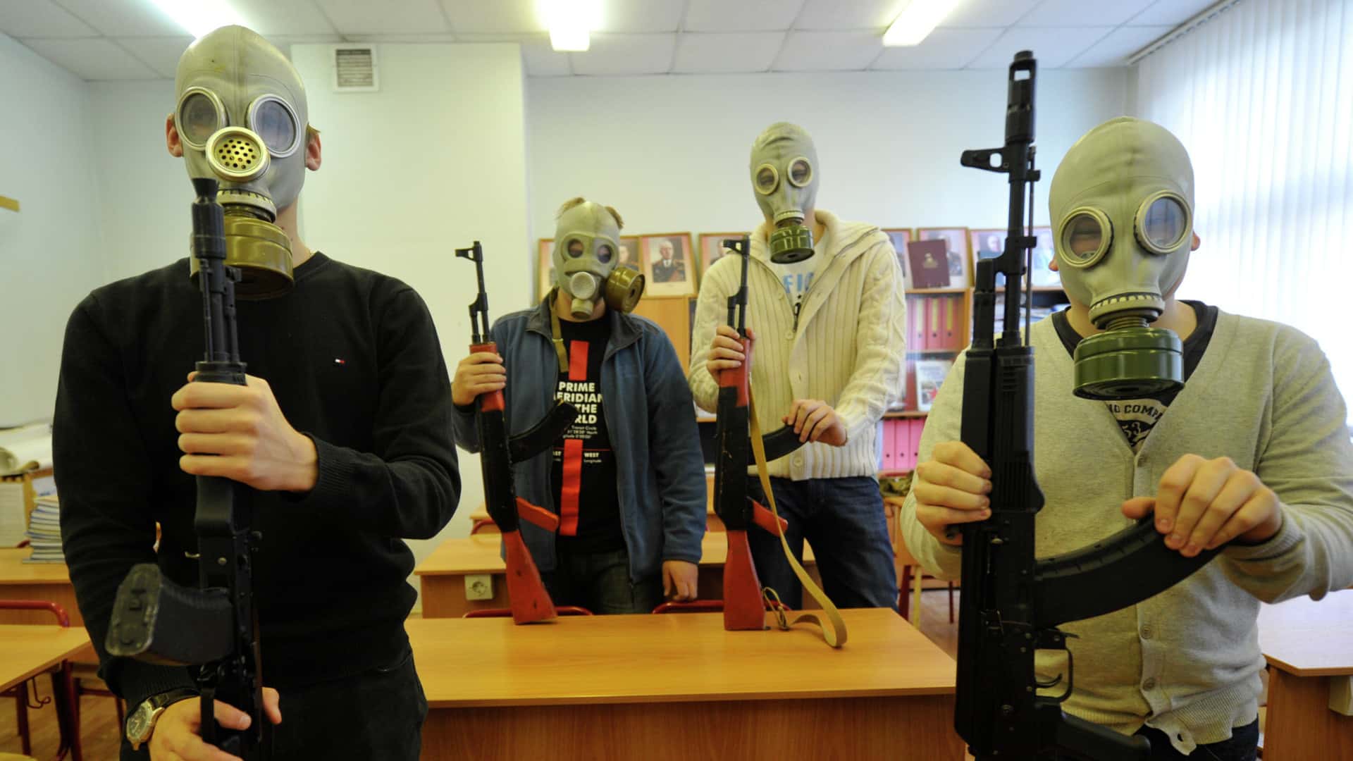 Школьникам Петербурга закупят макеты гранат, автоматов, мини-лабораторию радиационно-химической разведки и имитаторы ранений