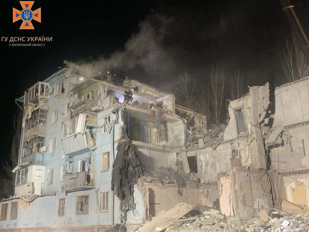 Число погибших в результате российского удара по жилому дому в Запорожье увеличилось до 13 человек