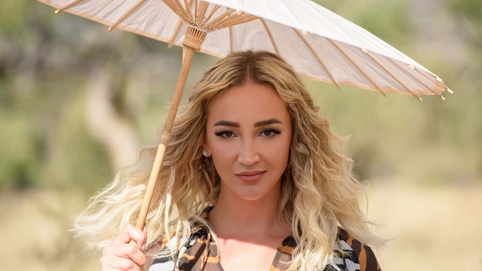 Ольга Бузова, которая высмеивала уехавших россиян и «побег» от санкций, отдыхает в Барселоне