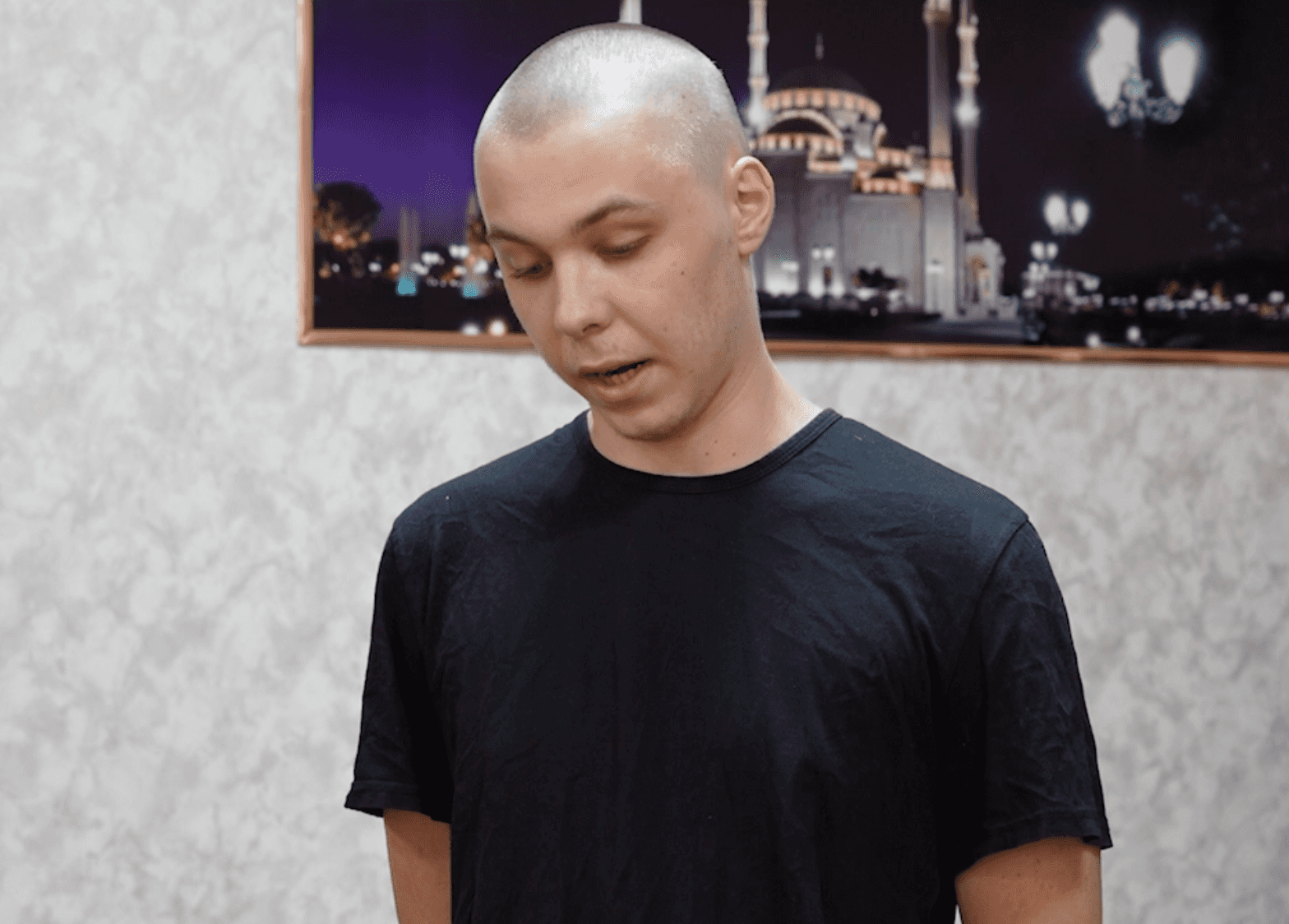 Кадыров опубликовал новое видео с Никитой Журавелем, избитым ранее его сыном. Россиянин обещает «изучить и принять ислам»