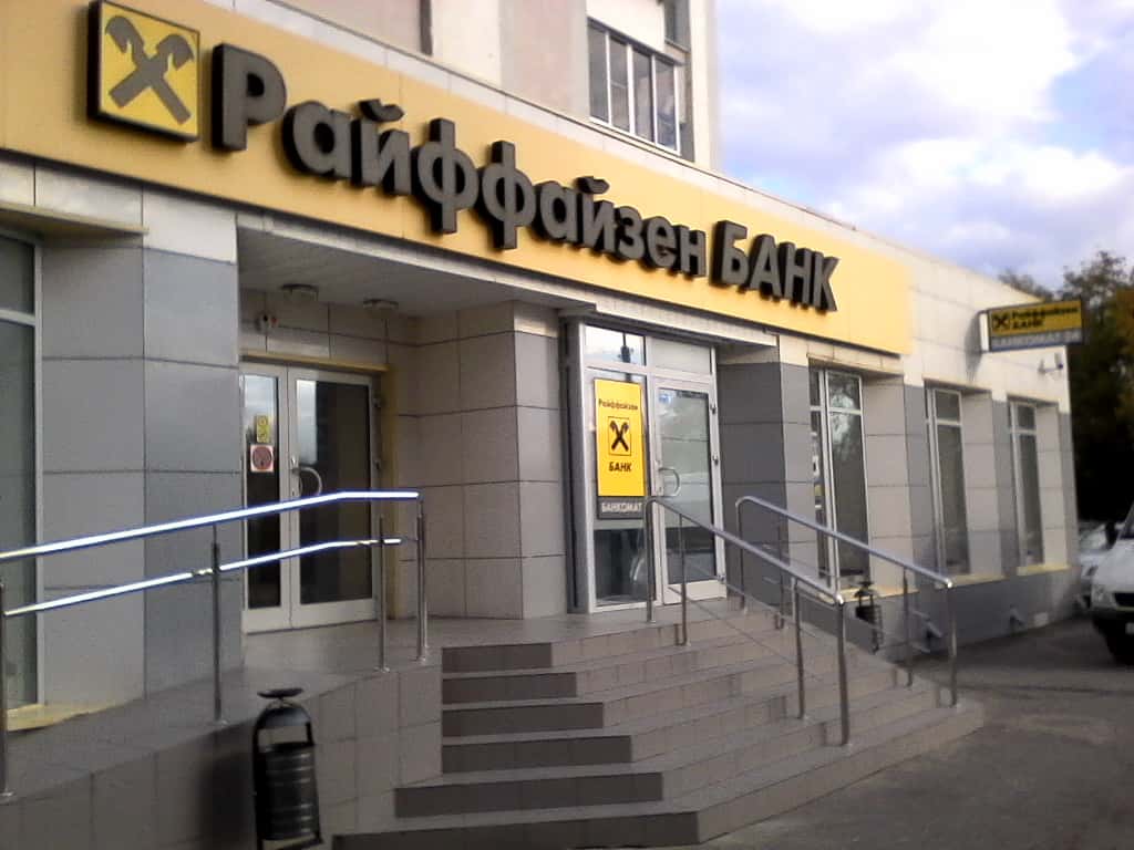 Прекращение переводов в долларах не результат давления, а желание Райффайзенбанка снизить собственные риски — эксперт