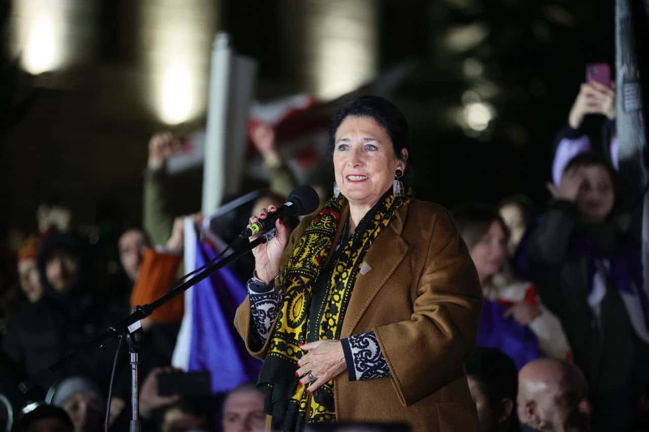 Президент Грузии отказалась покидать пост и требует назначить новую дату выборов. Ей угрожают уголовным преследованием 