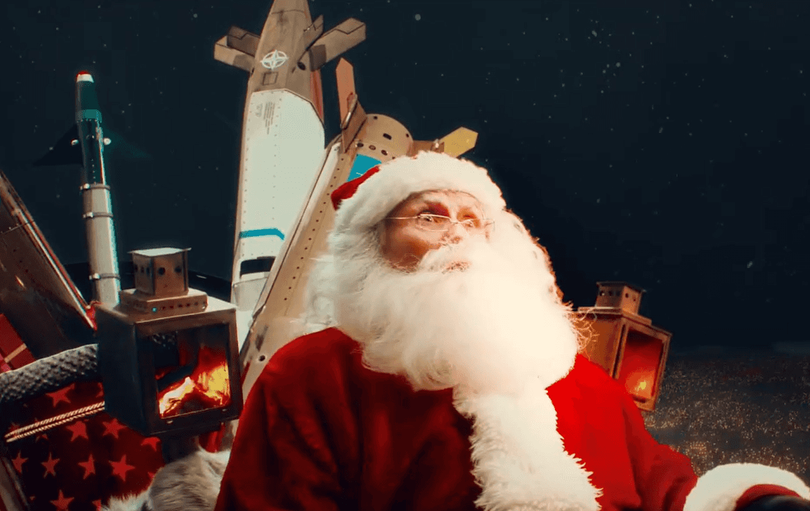 В России сняли «социальный ролик», где силы ПВО сбивают летящего на санях Санта-Клауса над Кремлем