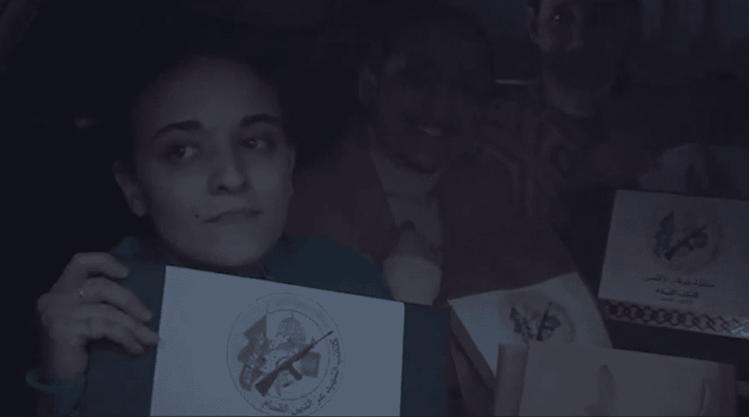 ХАМАС вручил заложницам, которых удерживал в плену 471 день, «подарки на память»: открытки с видами Газы и сертификат об освобождении