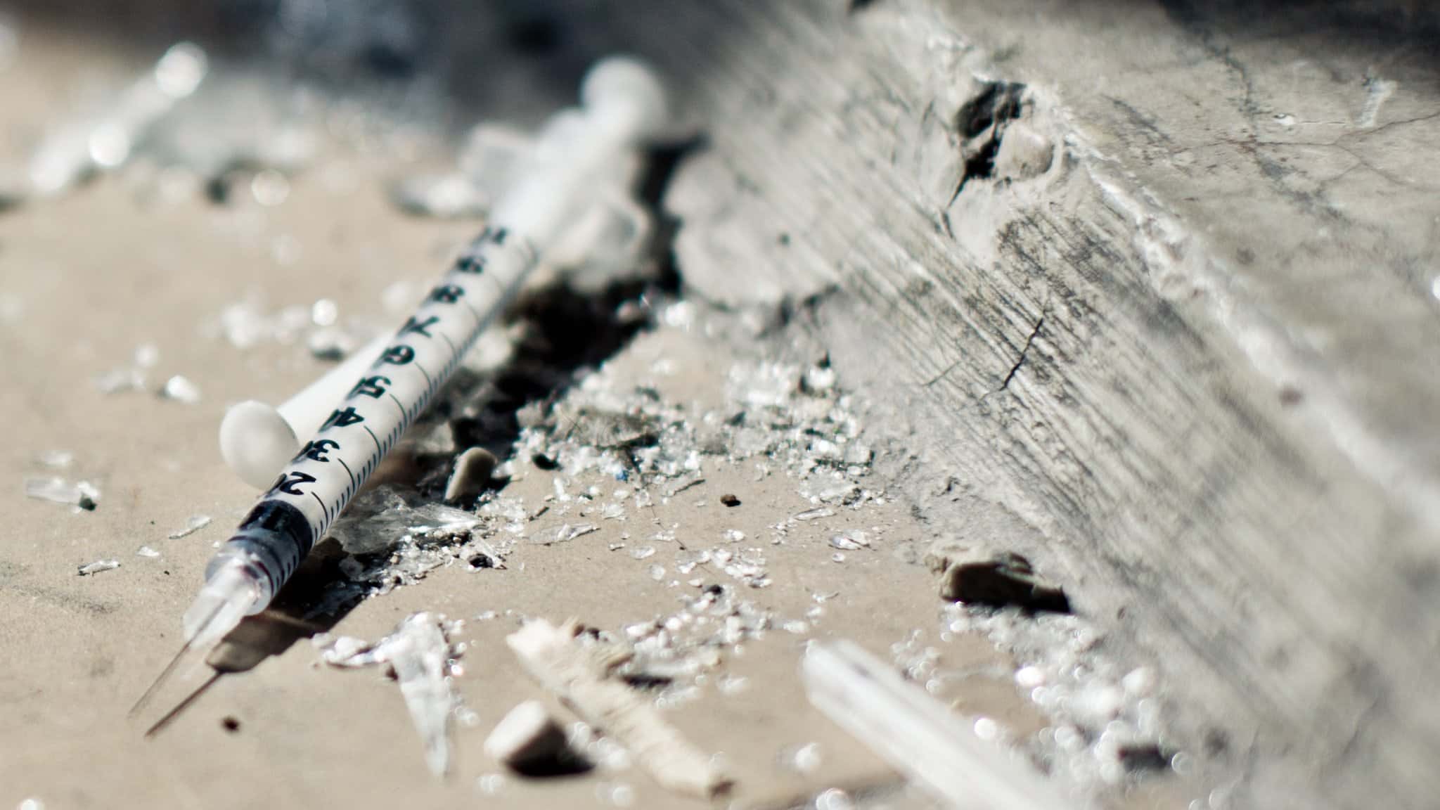 Из-за заморозки грантов в США сокращают работу НКО и лаборатории, борющиеся со смертностью от фентанила. В 2024 году она снижалась