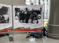 Пассажир отдыхает в аэропорту Внуково во время задержки всех вылетов