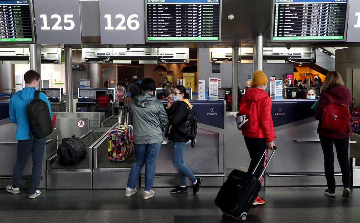 В аэропорты России поступили списки подлежащих мобилизации, по которым не выпускают людей — The Bell