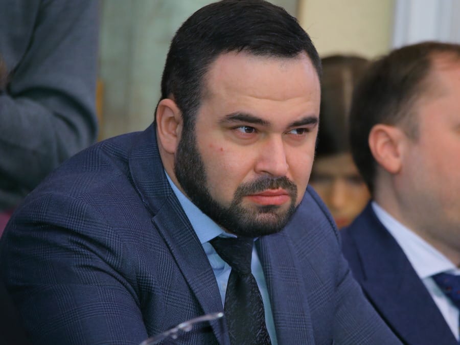 Единоросс, обвинявшийся в халатности, из-за которой погибла целая семья, сбежал от уголовного преследования на войну