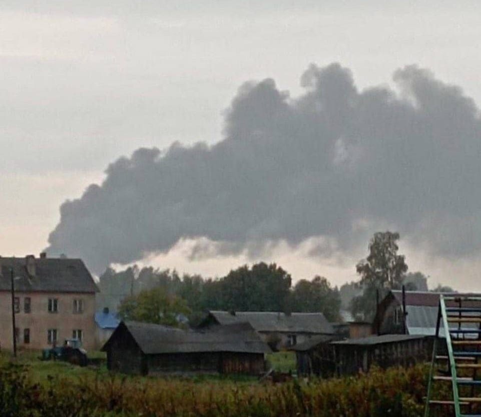 Военный аэродром в Новгородской области атаковали дроны. Поврежден один самолет — Минобороны РФ