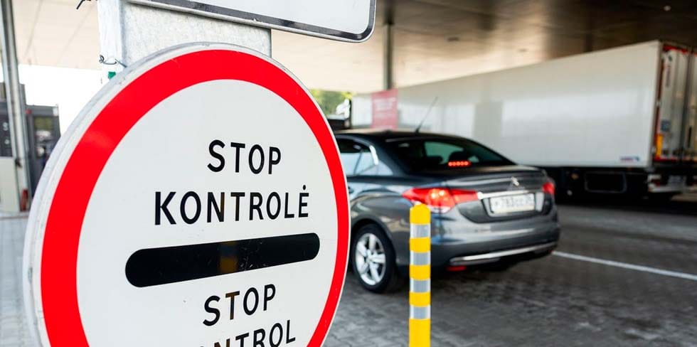 У россиян, въезжающих в страны ЕС, не будут конфисковывать подсанкционную личную одежду, но могут арестовать автомобиль — Еврокомиссия