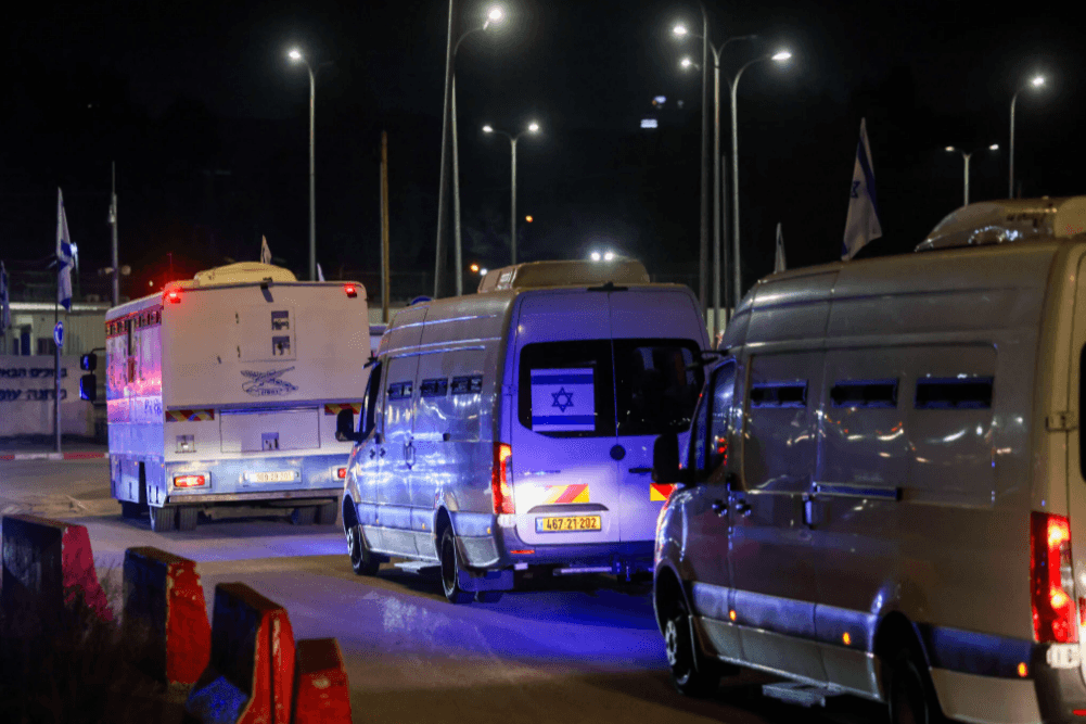 Израиль обменял 90 палестинских заключенных на трех заложниц, освобожденных ХАМАС, в рамках соглашения о прекращении огня