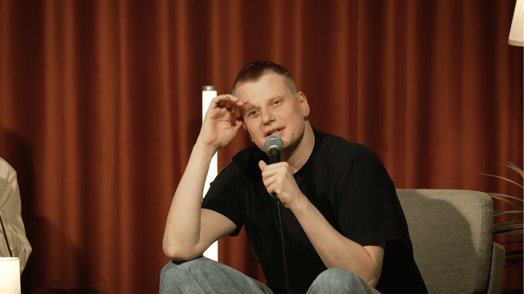 Фейк кремлевских СМИ: лишенный российского гражданства стендапер Комиссаренко разочаровался в европейской демократии