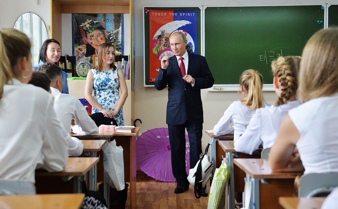 «Freedom to Ukraine, Putin's the devil.» Dagestan schoolgirl shouts anti-war slogans as last bell rings