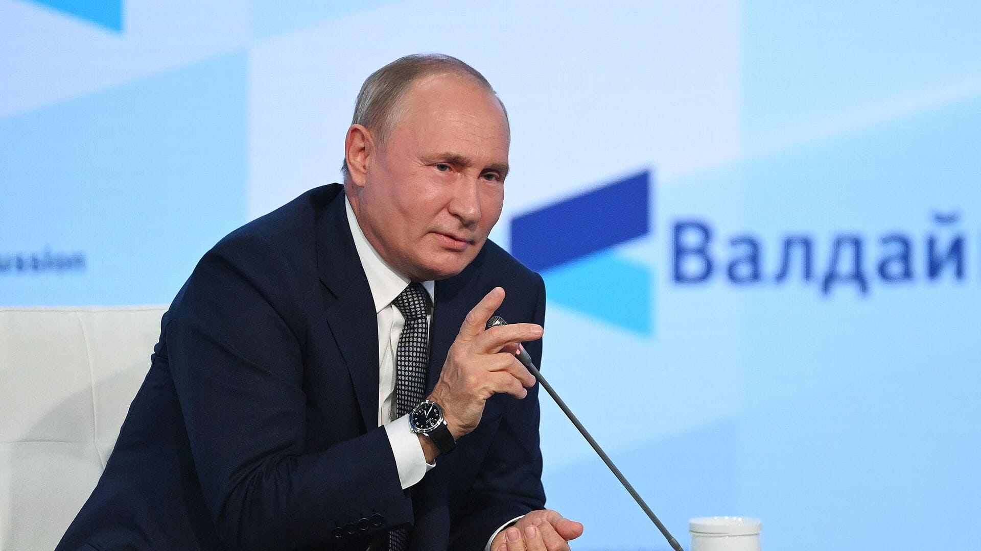 “I associate myself with the common people” – Putin lectures on roots, “golden billion” conspiracy and nuclear weapons