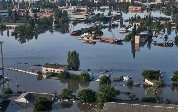 Russian army shells civilians evacuating during flood in Kherson
